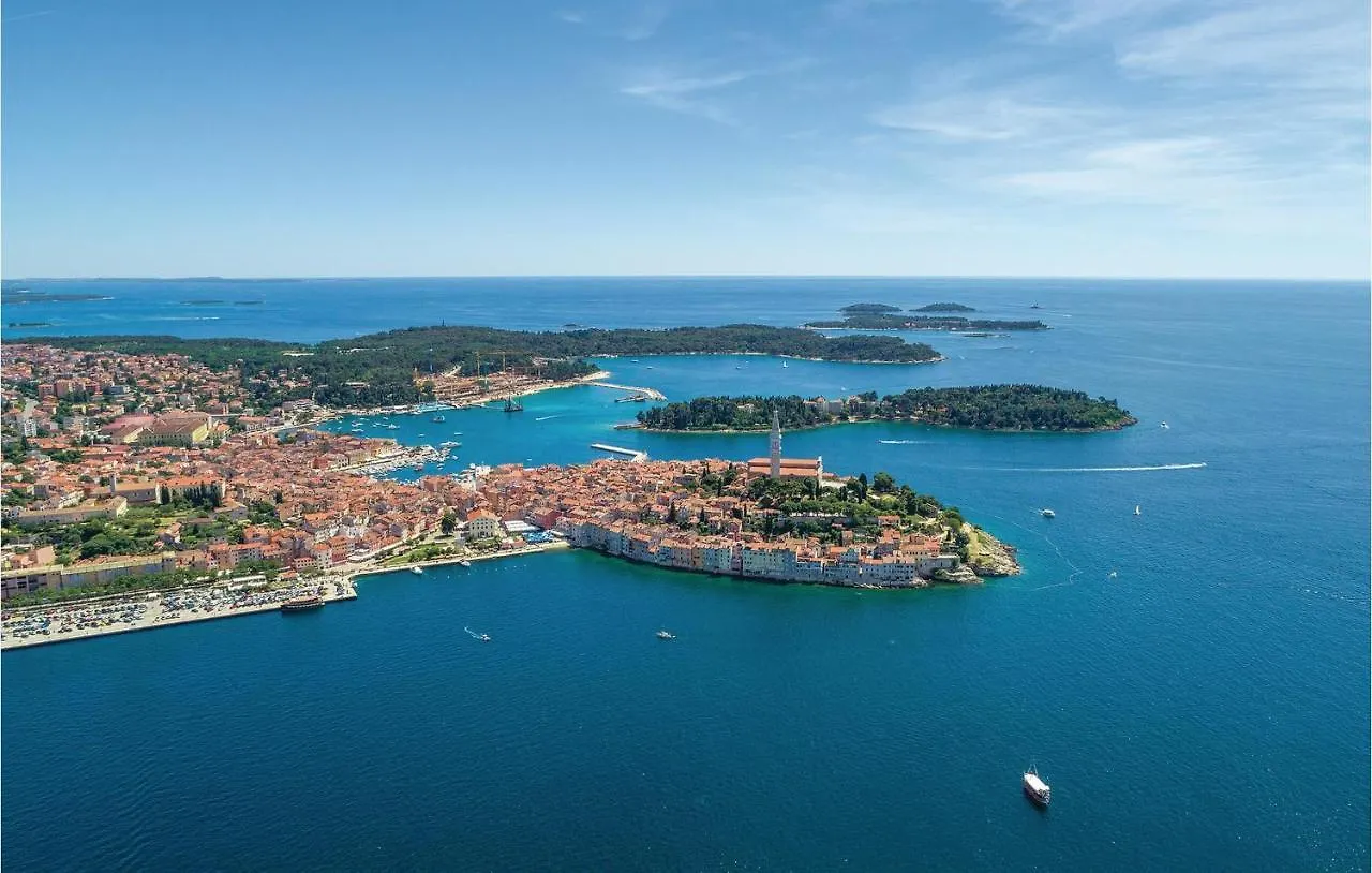 Beautiful Apartment In Rovinj With Kitchen 0*,
